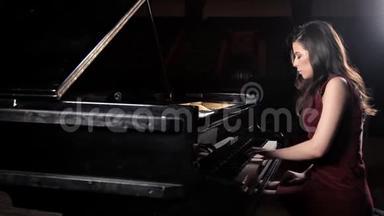 美丽的年轻女子在音乐厅<strong>弹钢琴</strong>，排练